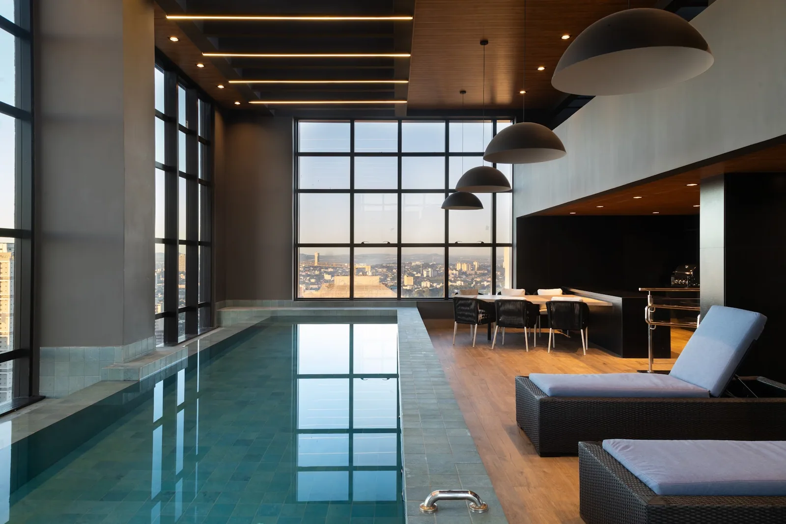 Piscina do rooftop do Lux Oeste com vista panorâmica