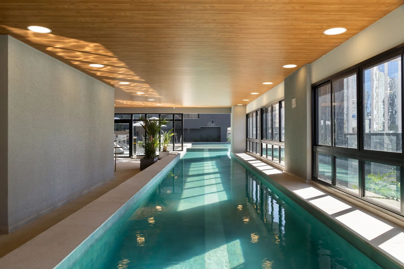Piscina indoor climatizada com vista para o skyline